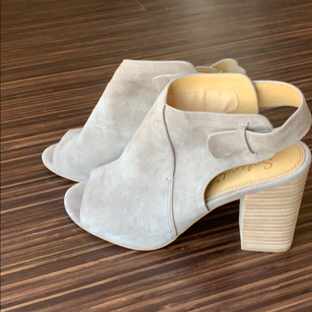 Splendid taupe suede pep-toe, sling-back heels.